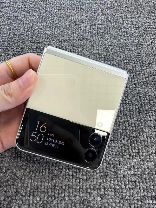 Samsung Galaxy Z Flip 3 5G F711U Fully Unlocked 128GB Smartphone OPEN BOX CREAM