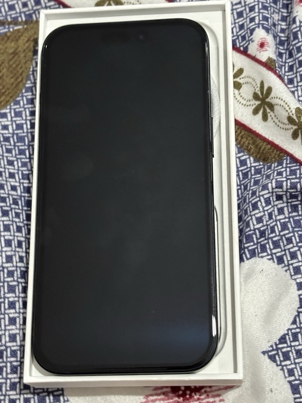 Apple iPhone 15 - 128GB - Black (Unlocked) gallery