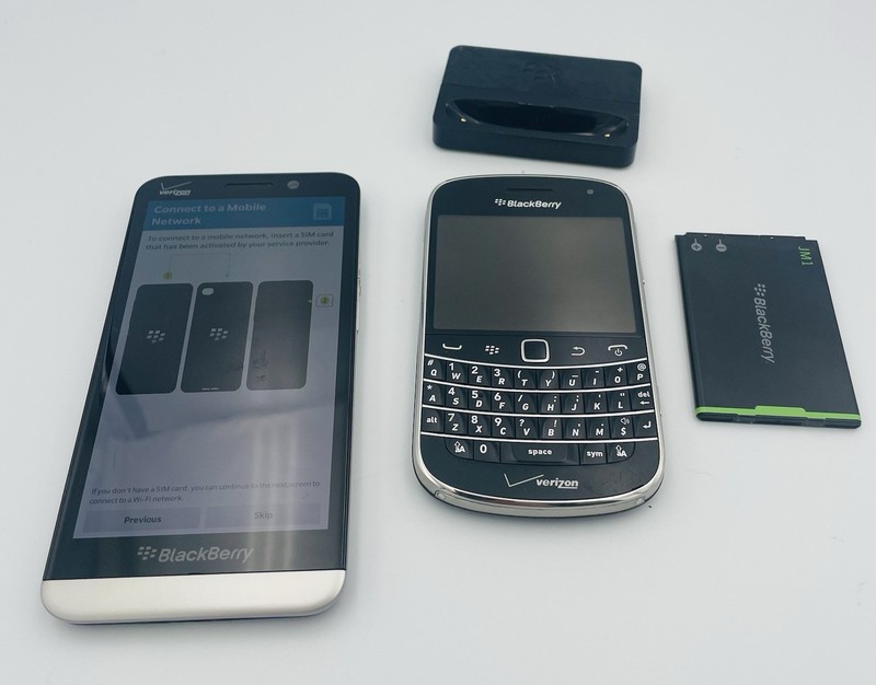 Verizon Blackberry Z30 & Bold both for parts not working properly w/ extras