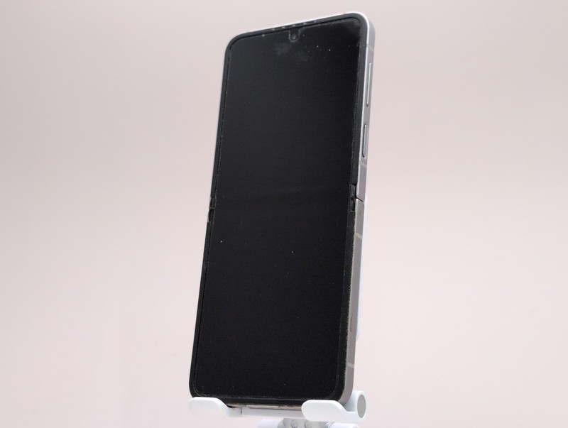 Samsung Galaxy Z Flip6 SM-F741U 256GB Silver Shadow AT&T Only W086589 gallery