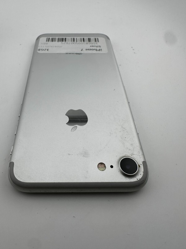Apple iPhone 7 - 32GB Silver (At&t) gallery