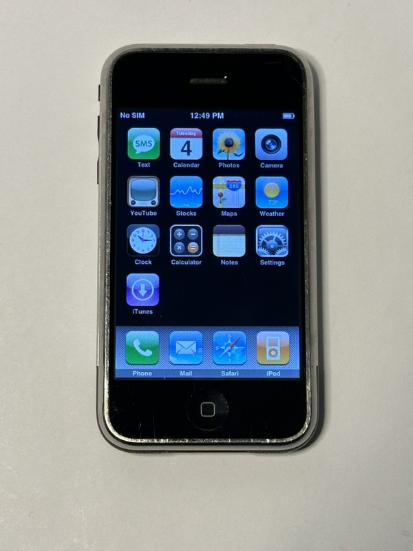 Apple iPhone 1st Generation - 8GB - Black A1203 (GSM) 2G MA712LL/A gallery