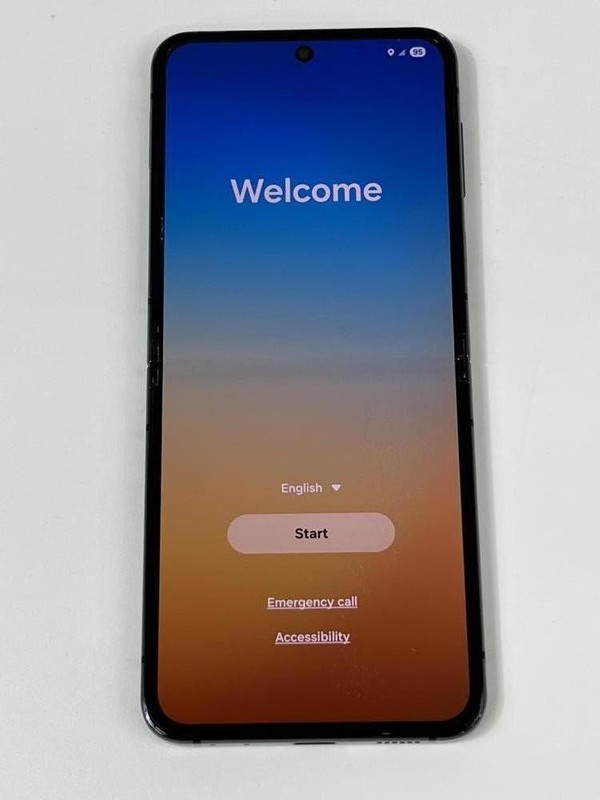 Samsung Galaxy Z Flip5 256GB (Unlocked) SM-F731U Graphite – Glass Cracked