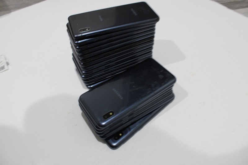 Lot of 19 Samsung Galaxy A10e Mixed Carrier Customer Exchange Devices for parts