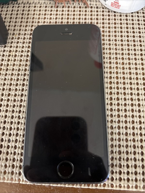 Apple iPhone 5s – 16GB – Grey Unlocked/AT&T/T-Mobile A1453