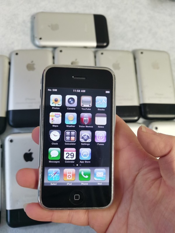 Apple iPhone 1st Generation 8GB 16GB iOS 1.1.4 & 3.1.3 with Box and Accessories gallery