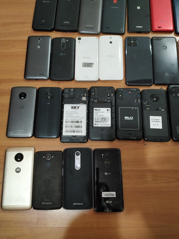 Lot of 54 Mixed Brand hTC/BLU/coolpad/TCL and other Smartphone For part gallery