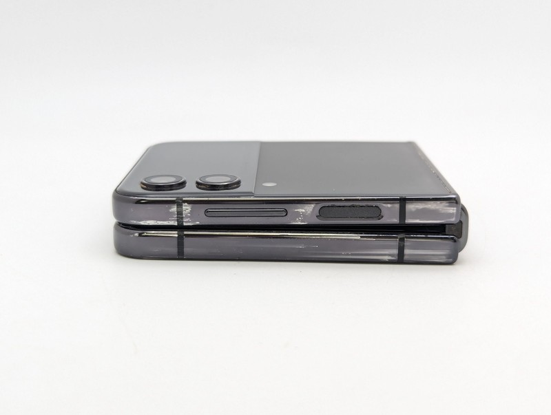 Samsung Galaxy Z Flip4 F721U 128GB Fair Condition | Black | UNLOCKED gallery