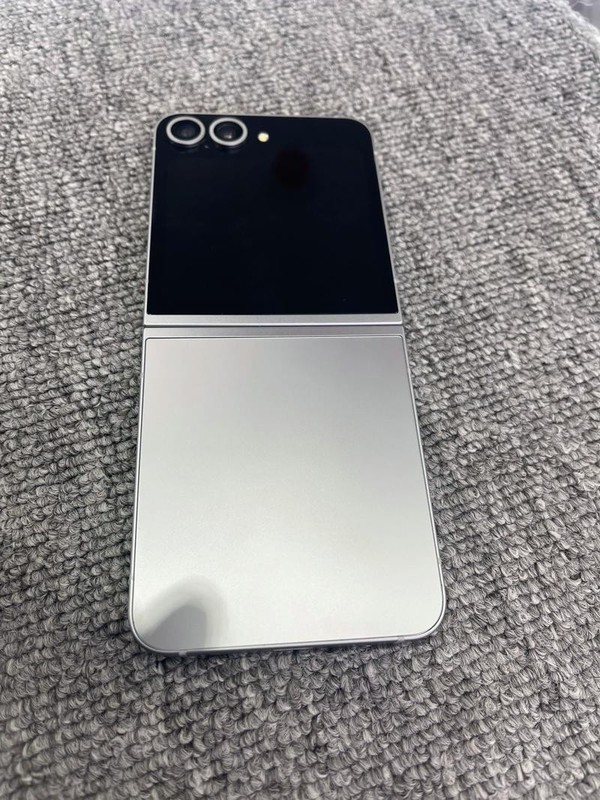 (UNLOCKED) Samsung Galaxy Z Flip 6 5G F741U 256GB Smartphone OPEN BOX Silver US