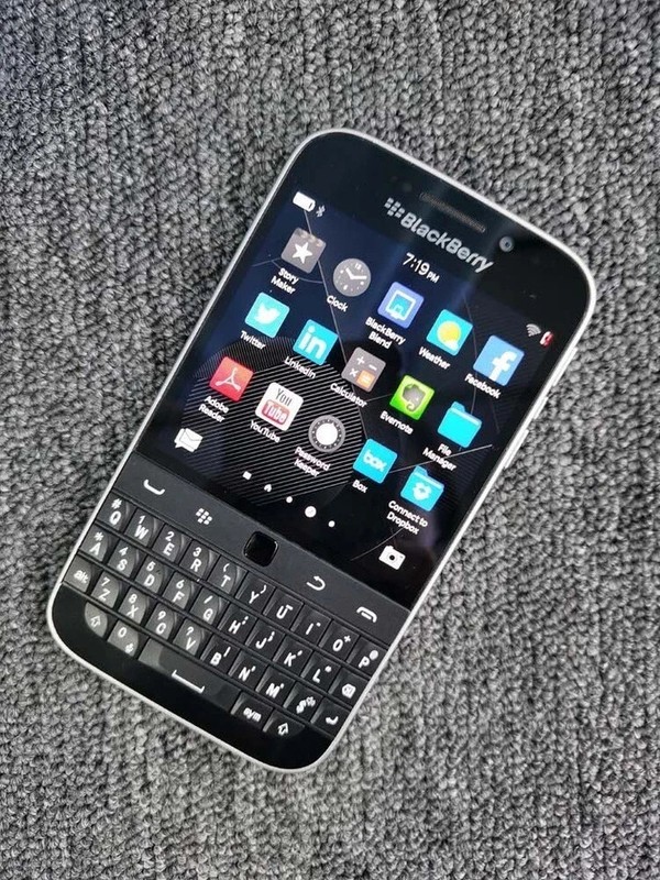 BlackBerry Classic Q20 SQC100-3 16GB 4G LTE Unlocked Qwerty Keyboard SmartPhone gallery