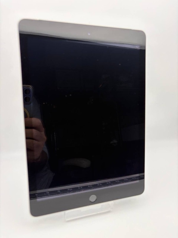 Apple iPad 5th Gen A1823 32GB Wi-Fi + Cellular 9.7” Space Gray