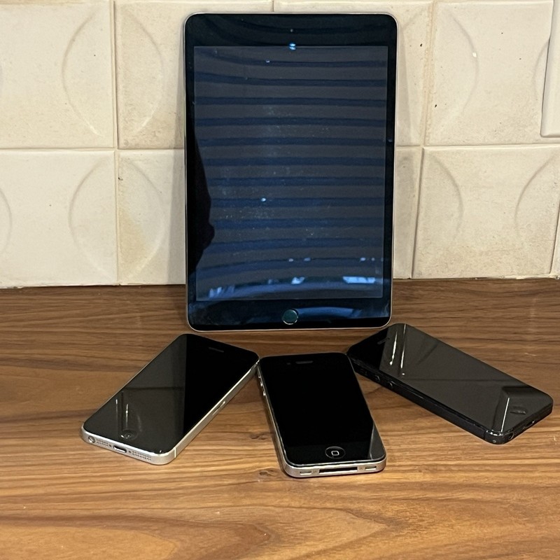 iPhones / iPad Lot of 4 For Parts / Repair