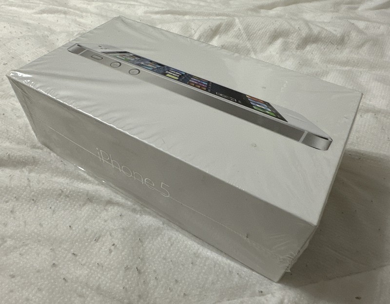 Apple iPhone 5 – 16GB – White & Silver (Unlocked) A1428 BOX