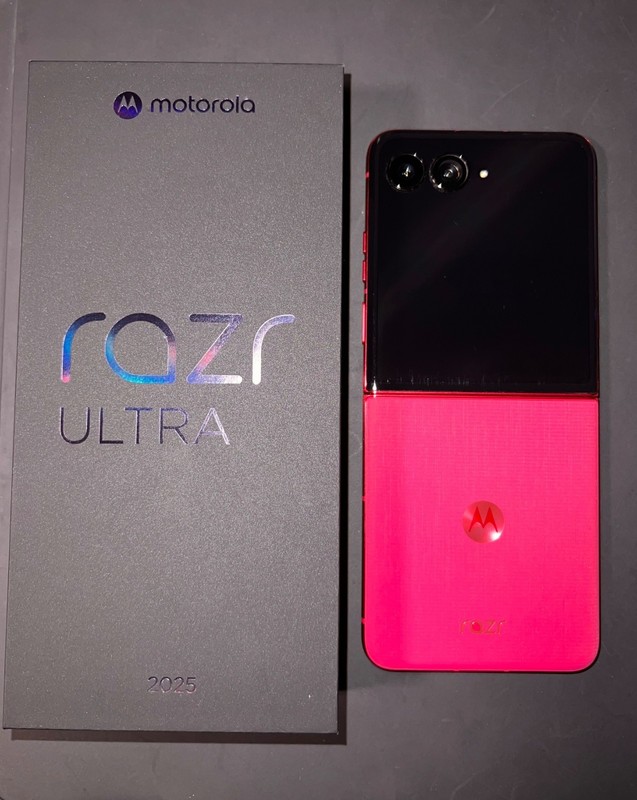 Motorola Razr 2025 Ultra, used, unlocked, Pantone: Cabaret (pink)