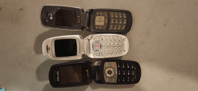 Vintage Cell Phone Lot: Samsung, Sprint, T-mobile « no chargers »