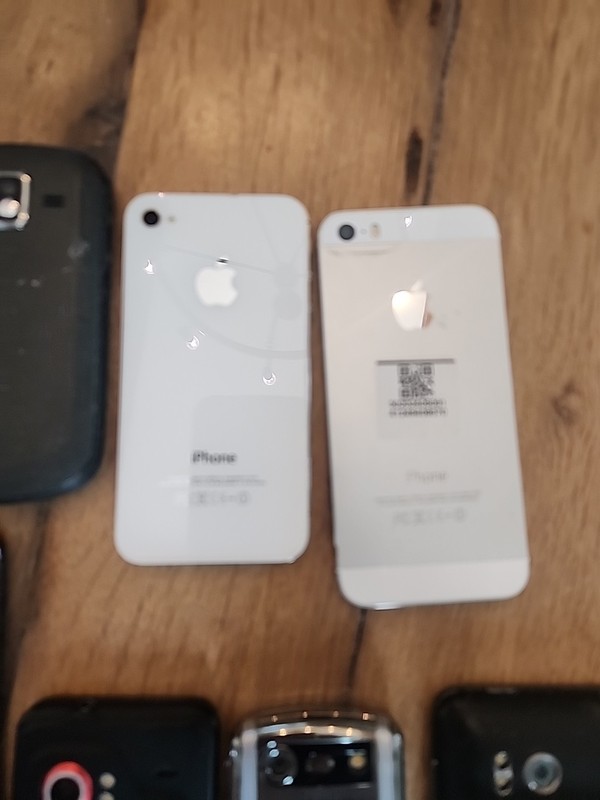 Lot of 13 Mix Apple, Samsung, Blackberry,HTC , Parts Or Repair gallery