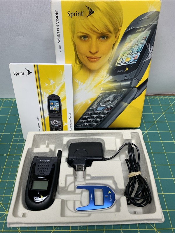 Sprint Sanyo SCP-7000 Black Cellular Cell Flip Phone Bundle w/ Box Unlocked