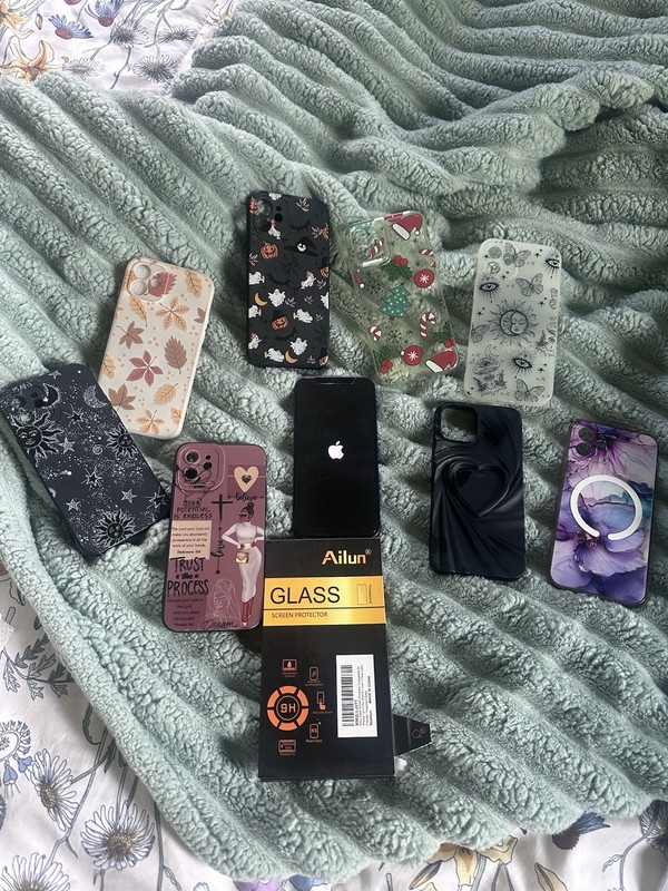 Unlocked Blue iphone 12 64 gb – comes with everything included in the pictures.