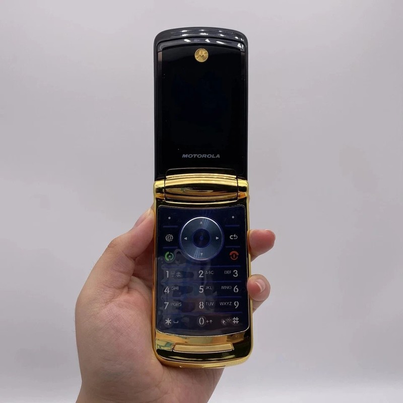 Unlocked Classic Motorola Razr 2 V8 2GB 2.0MP Flip Java Cell Mobile Phone gallery