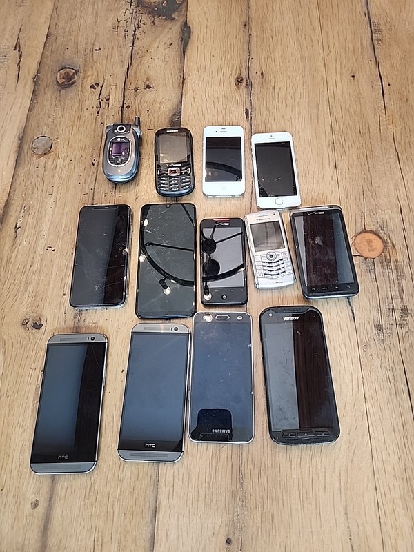 Lot of 13 Mix Apple, Samsung, Blackberry,HTC , Parts Or Repair