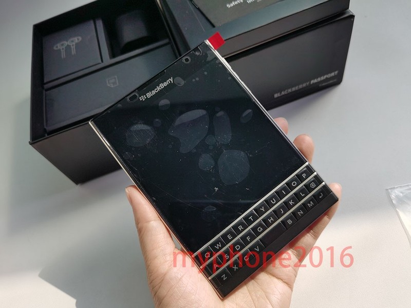 99%N ew BlackBerry Passport Q30 – 32 GB – White/Black (Unlocked) Keyboard phone