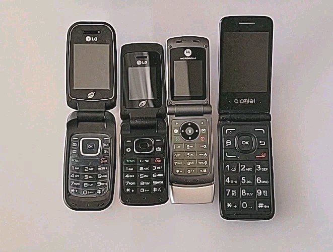 Vtg Flip Phones 2 LG, 1 MOTOROLA, 1 Alcatel w Chargers (For Parts only) Lot of 4