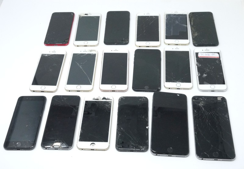 Lot of 18 Cracked Apple iPhone 8 / SE 2 / 7 / 6s Plus / 6 Smartphones For Parts
