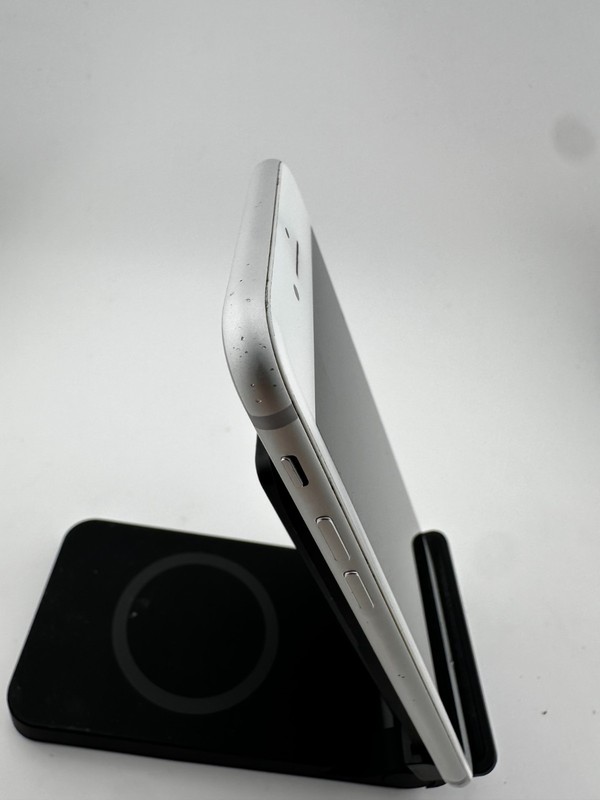 Apple iPhone 7 - 128GB - Silver (Unlocked) gallery