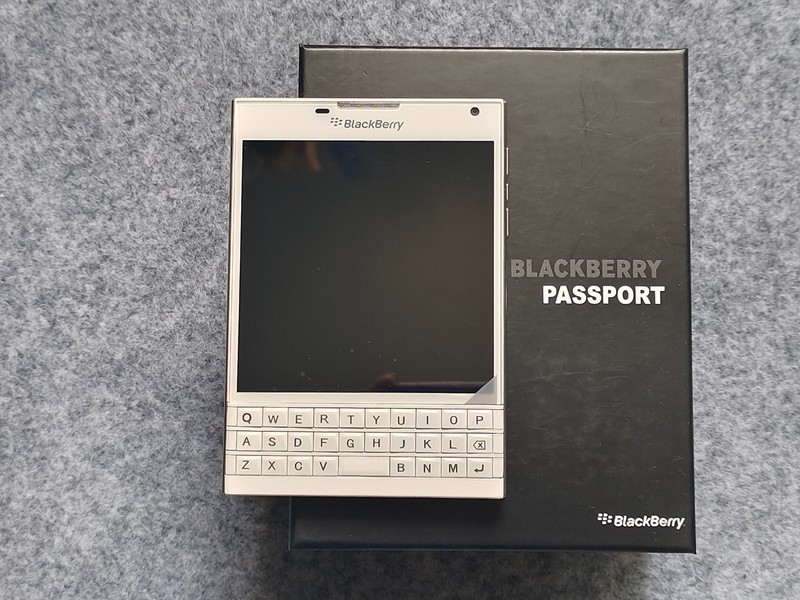 BlackBerry Passport Q30 White 32GB Facroty UNLOCKED Keyboard Smartphone HOT