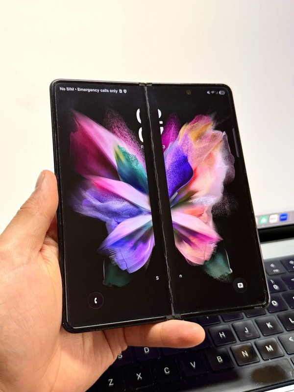 Samsung Galaxy Z Fold 3 Unlocked 256GB Black (Cracked) #24218 gallery