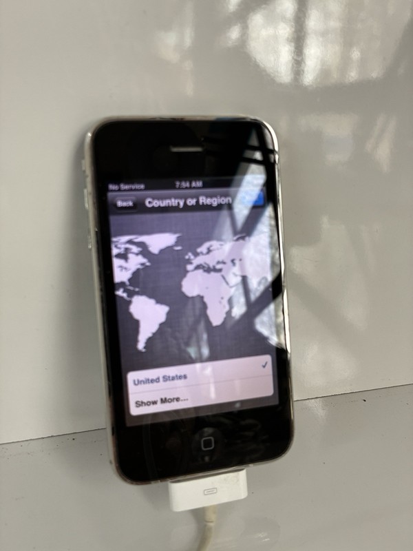 Apple iPhone 3GS – 8GB – Black (Unlocked) A1303 (GSM)