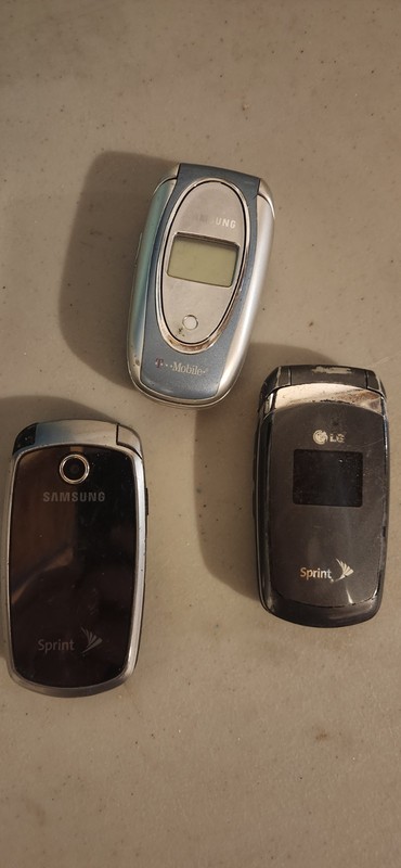 Vintage Cell Phone Lot: Samsung, Sprint, T-mobile "no chargers" gallery