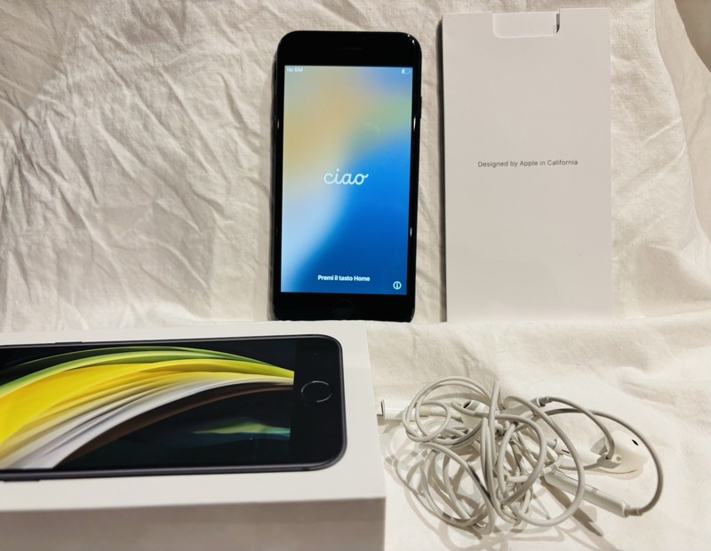 Apple iPhone SE – 64 Gig Black (Unlocked) Good Condition Box