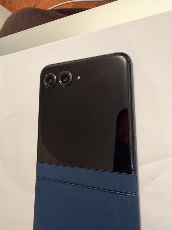 Motorola Razr 2025 - 256GB - (Unlocked) - Good Condition - XT2553-3 gallery