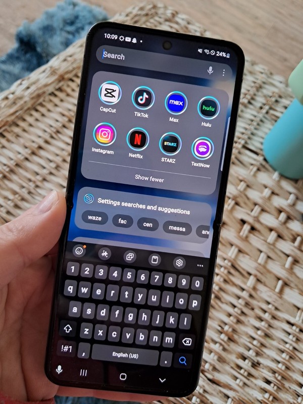 Samsung Gamaxy zFlip5 WITH TIKTOK AND CAPCUT perfect condition