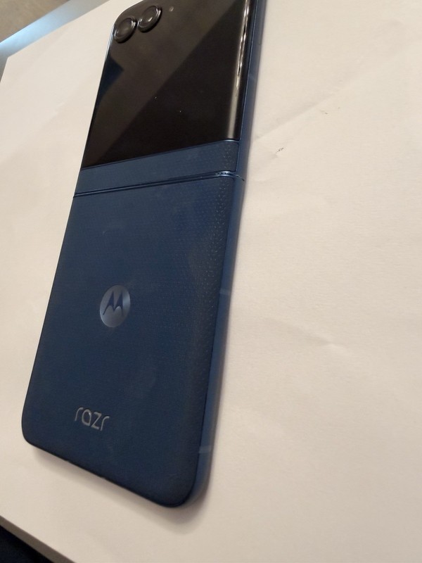 Motorola Razr 2025 - 256GB - (Unlocked) - Good Condition - XT2553-3 gallery