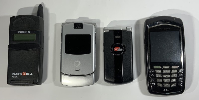 Lot 4 Vtg Cellphones Blackberry Ericsson Kyocera Motorola Not Working For Parts