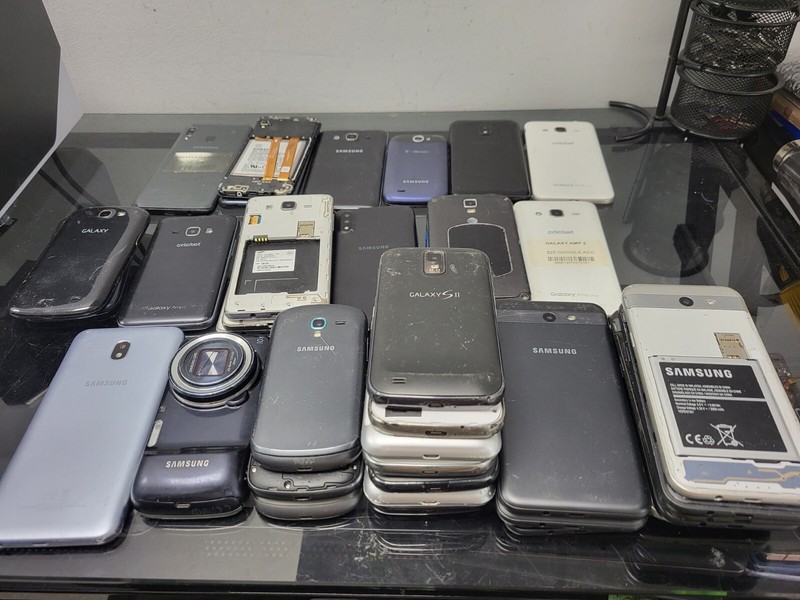 Samsung Cellphones 38PC Different models For Parts Read Desc B4 Buying *Cracked*
