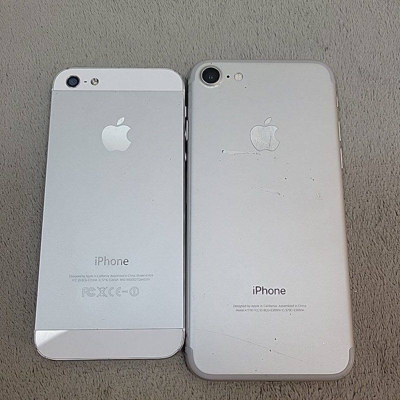 Lot of 2 Apple iPhones iPhone 7 32GB Silver + iPhone 5 16GB FOR PARTS ONLY, READ gallery