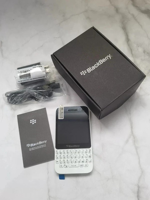 Blackberry Q5 8GB+2GB 4G Unlocked 5MP QWERTY Keyboard CellPhone-1year warranty gallery