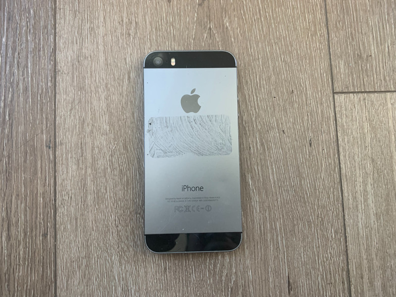 Apple iPhone 5s A1453 Silver 4" screen power on Untested For Parts or Repair gallery