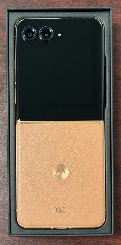 Open Box 9/10 – Moto Razr Plus 2024 (256GB, 12GB) 6.9&Prime; (Unlocked) – Mocha Mousse