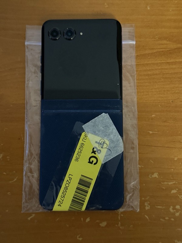 Motorola Moto RAZR 60 2025 256GB Unlocked Pantone Gibraltar Sea (Blue) XT2553 gallery