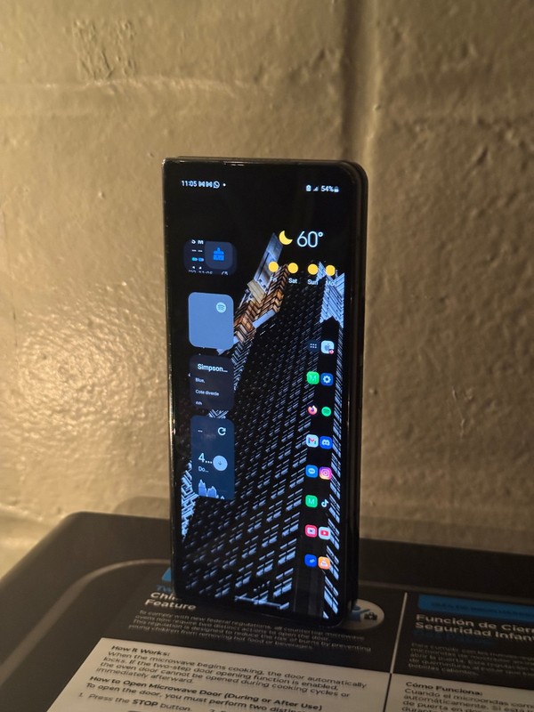 Samsung Galaxy Z Fold4 – 256 GB – Phantom Black – Inner Screen Issue READ