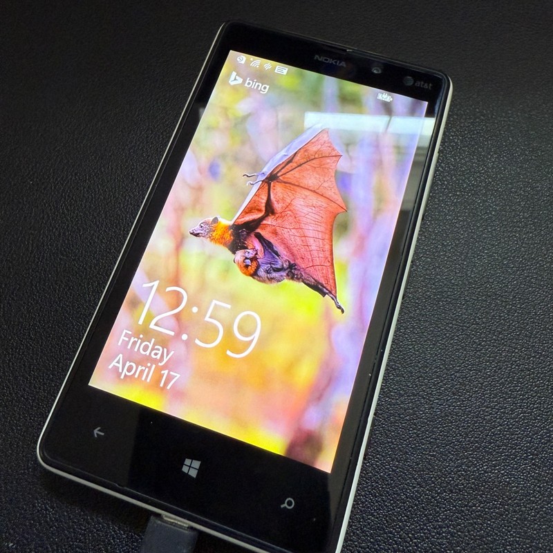 Nokia Lumia 820 – 8 GB – White/Purple (AT&T)