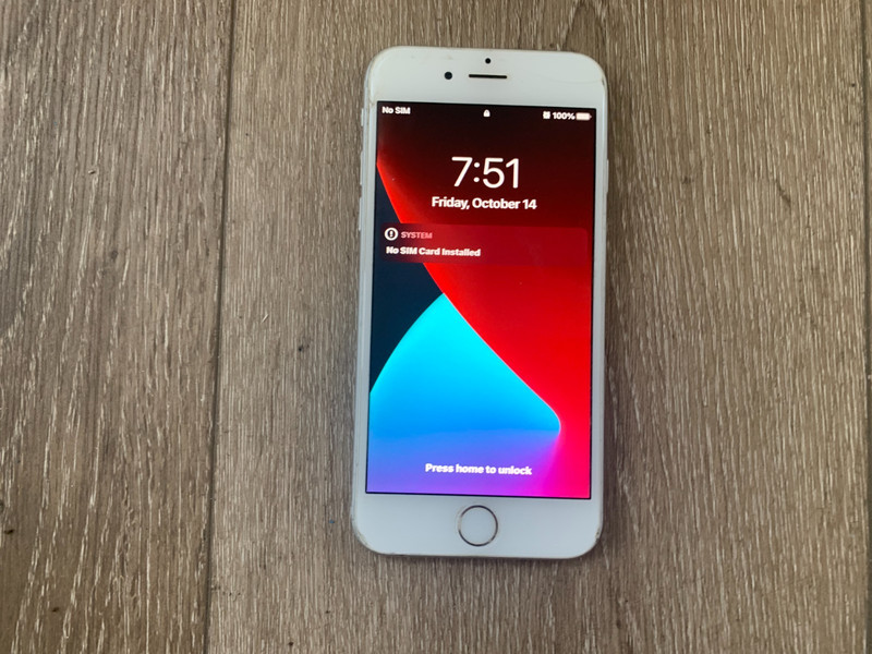 Apple iPhone 6s A1688 4.7&Prime; Cracked Screen power on Untested For Parts or Repair