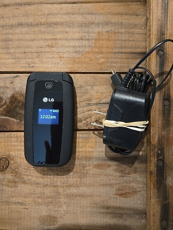 LG 440G Tracfone Black Flip Phone
