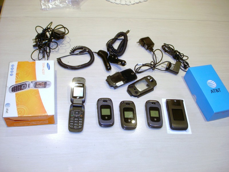 4 ATT Flip Phones & 1 Samsung 3G ++++++ Many Extras