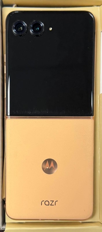 Pre-Owned 7/10 – Motorola Moto Razr+ Plus 5G (2024) 256GB (Unlocked)- Peach Fuzz