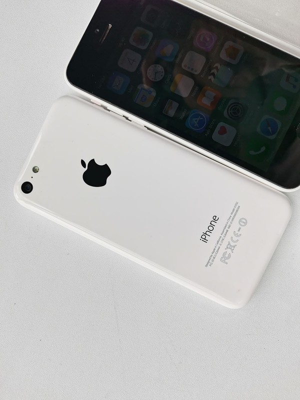 Apple iPhone 5C 8GB/16GB White Unlocked with New Battery Installed